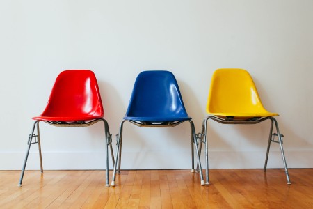 stoelen stoeltjes kleuren wachten wachtrij deathtothestockphoto.com 04 06 2014.jpg